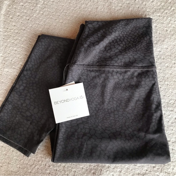 NWT Beyond Yoga High Waisted Midi Leggings Size L - Picture 1 of 4